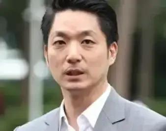 蒋万安直接把话撂下了，他当着媒体的面斩钉截铁地表示，自己绝对不可能去选下一任国民