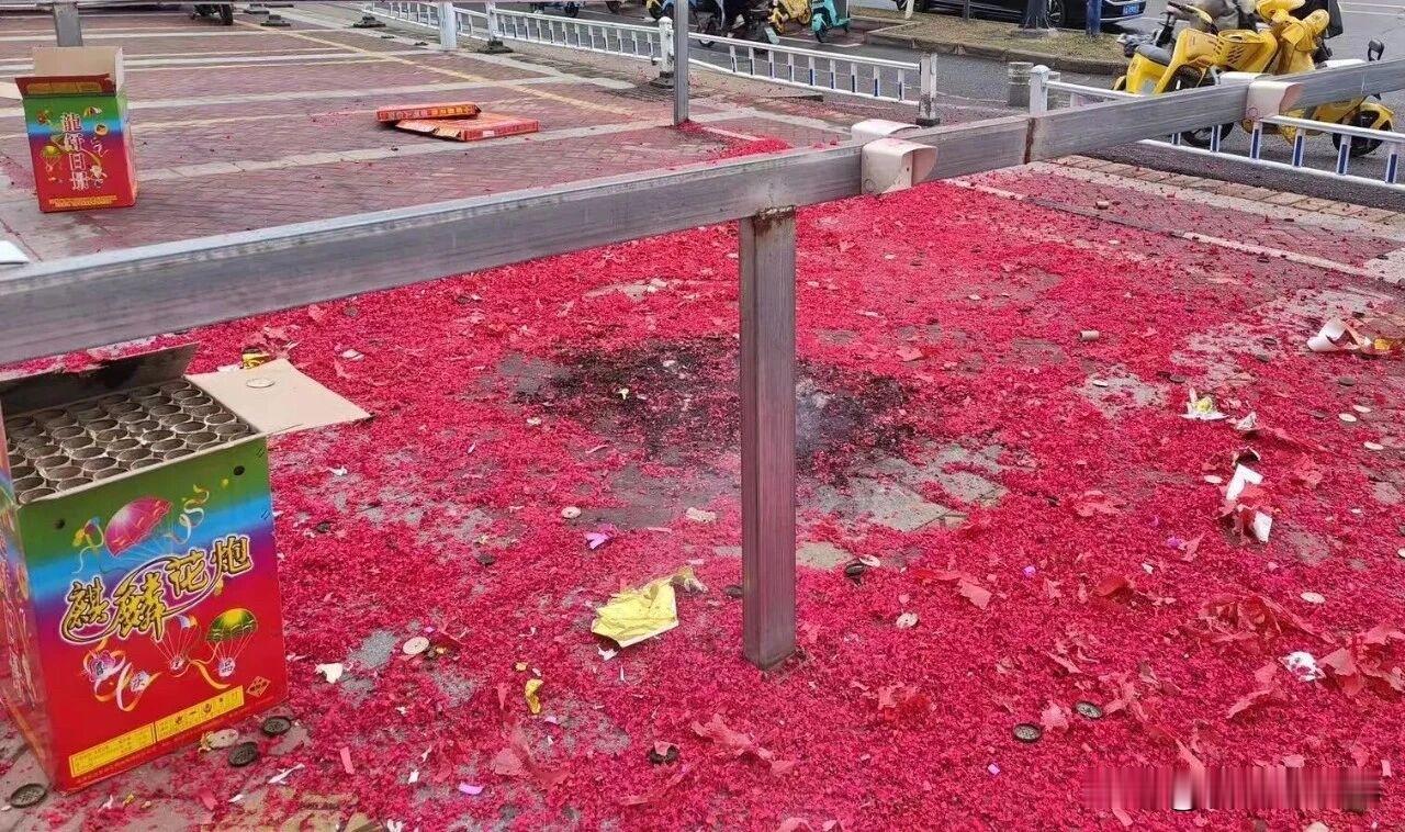 开工求吉利可以理解，但违规燃放、扰民添乱绝非好彩头。遵守禁放规定，文明开工才是真