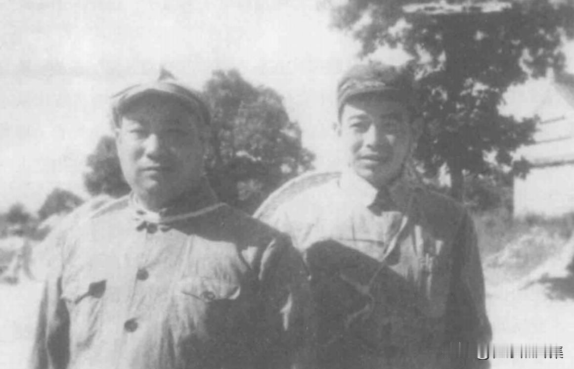 解放战争时期，西北野战军第一纵队司令员贺炳炎和政委廖汉生的照片，他们是生死与共的