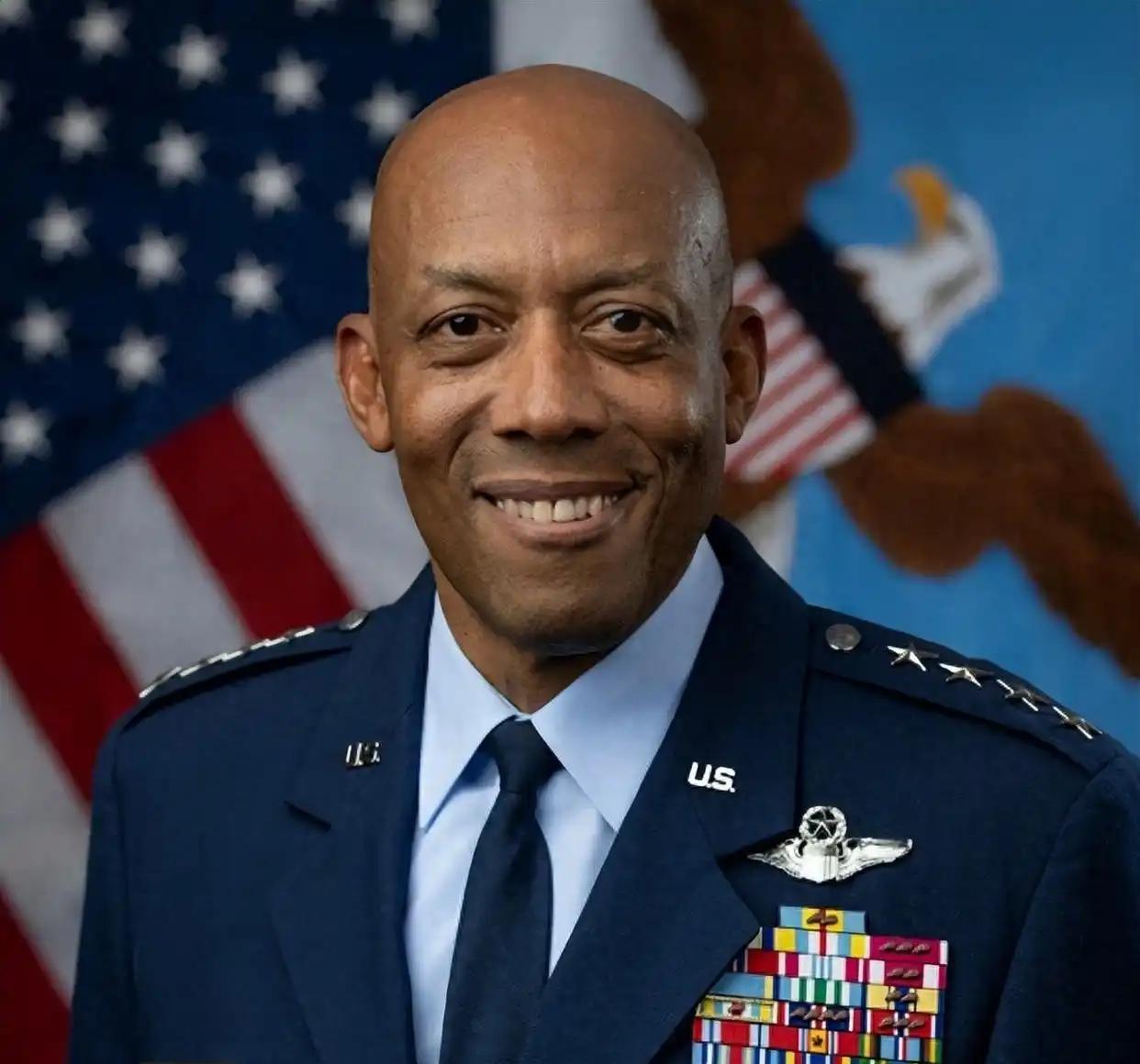 美国空军上将布朗在接受美国有线电视采访时表示：过去是美苏对峙，现在是美中对峙，而