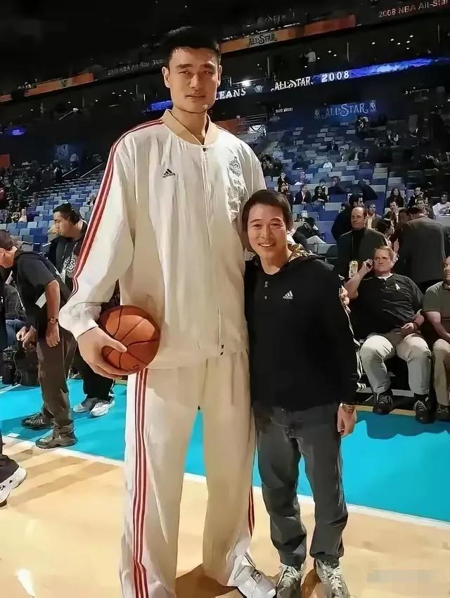 姚明和李连杰在一起好搞笑，我感觉武术大师要跳多高才能打倒这个“巨无霸”，如果要这