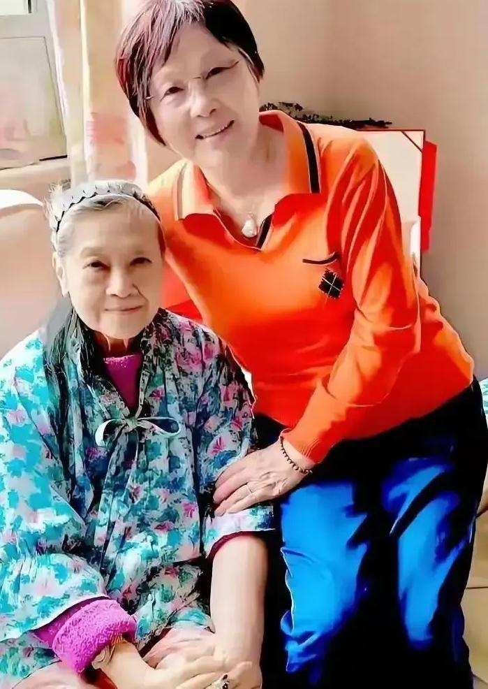 89岁的朱逢博，现在住上海郊区一套200平的复式大房子里，这套房子，是她的儿子施