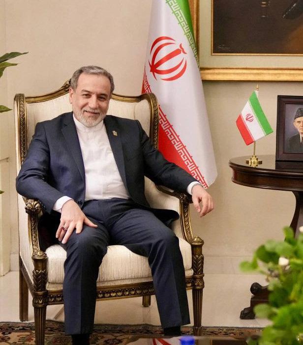 卫队称，在伊斯兰堡，不会与美国特朗普总统方面谈判已抵达了伊斯兰堡。阿拉赫奇外长将