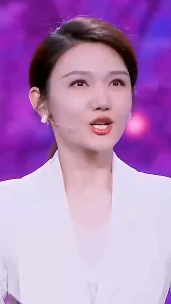 钟山风雨起苍黄，百万雄师过大江。
虎踞龙盘今胜昔，天翻地覆慨而慷。
六盘山上高峰