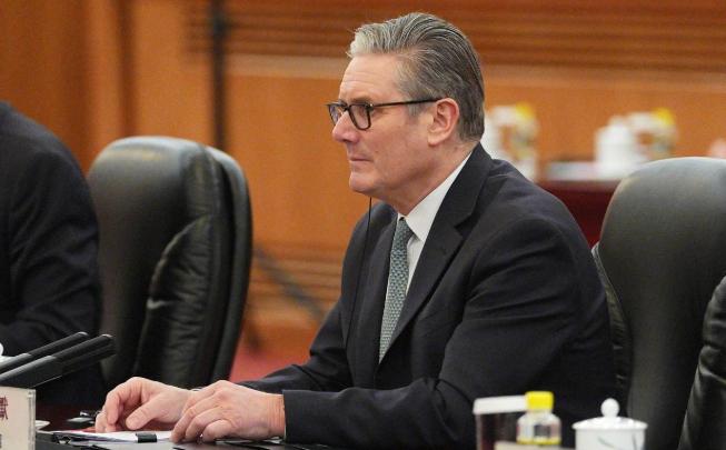 1月30日，斯塔默送给中方一颗英超的足球作为礼物后，中方回赠的“国礼”更绝，不仅