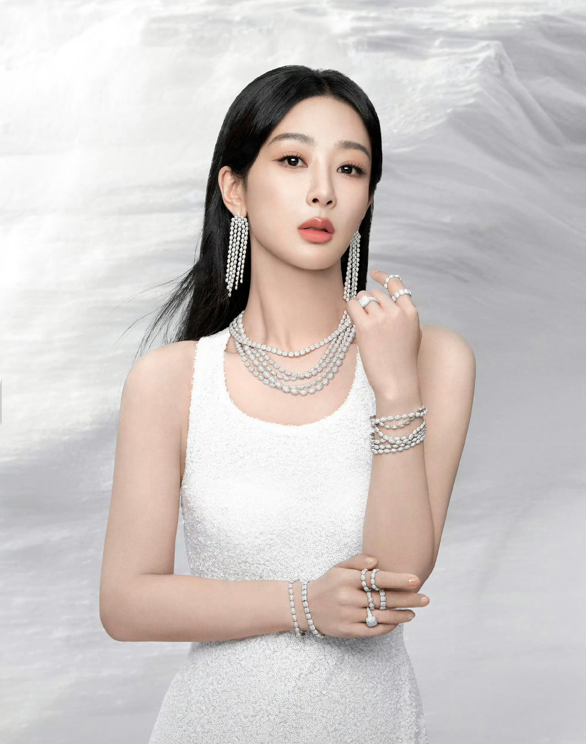 杨紫全新珠宝大片为啥感觉她每次拍大片表情都完全一样就感觉换了换衣服😂 