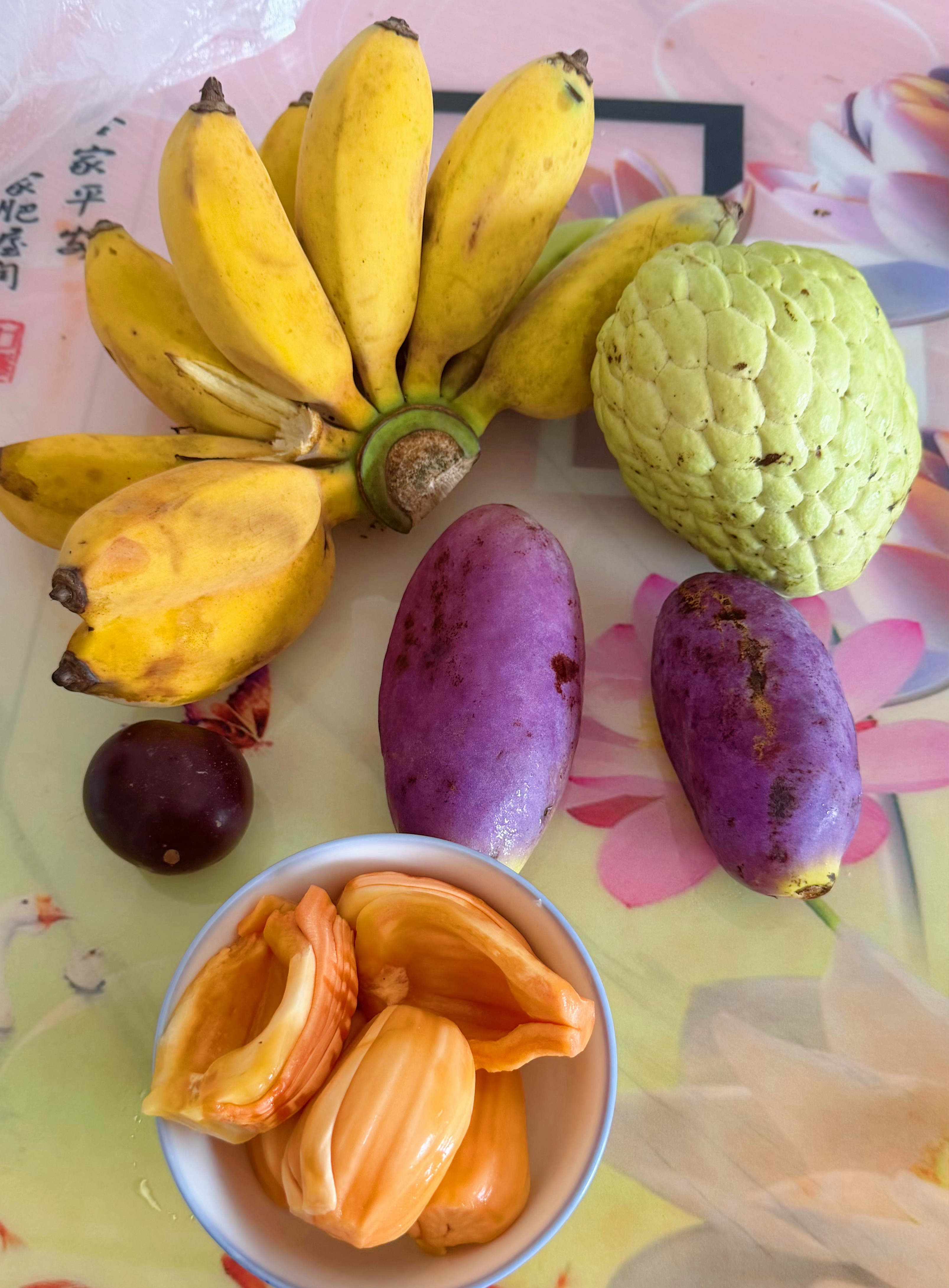 买些这季节才有的八月炸（八月瓜），你说它好吃吗？味还行但籽的占比量太大吃起来不痛