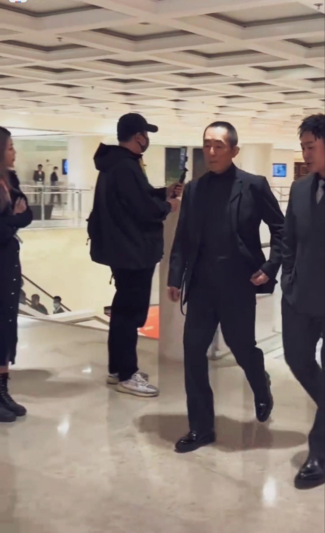 张颂文也是好起来了和大导演走一起，聊的挺热乎。期待合作。