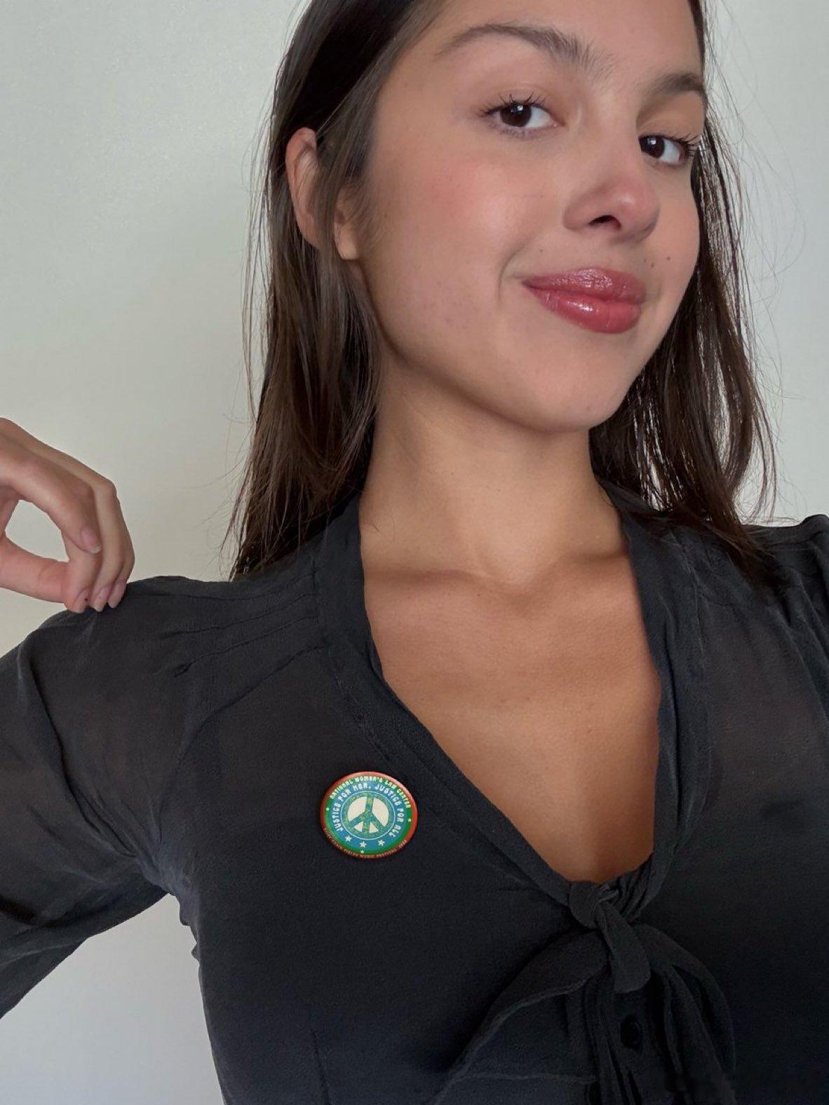 娅娅Olivia Rodrigo 在最新自拍中佩戴了全国妇女法律中心徽章。她的“