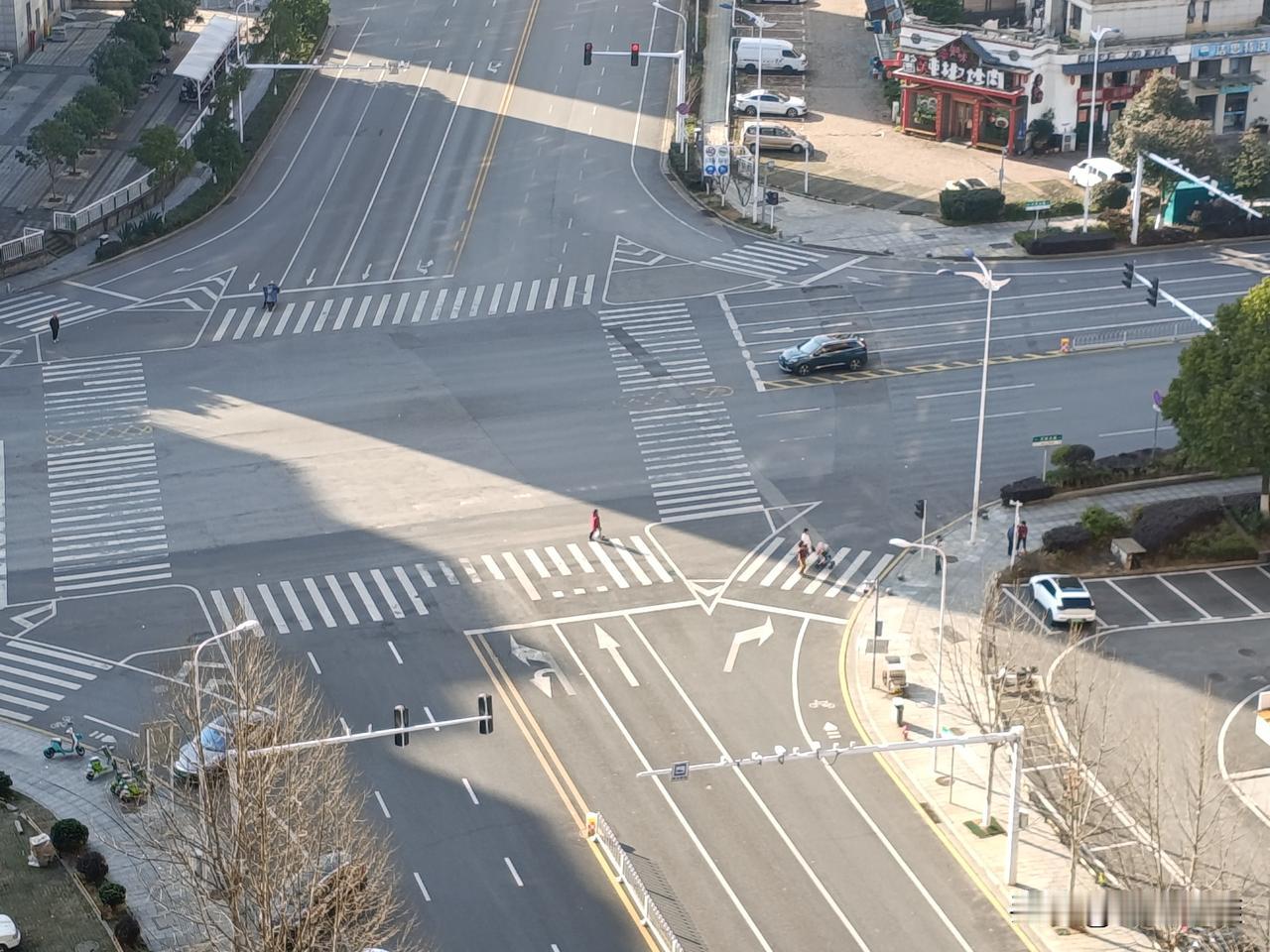 昨天特意去银行，想激活老伴社保卡上的金融账户。
跟工作人员说明了来意，拿出社保卡