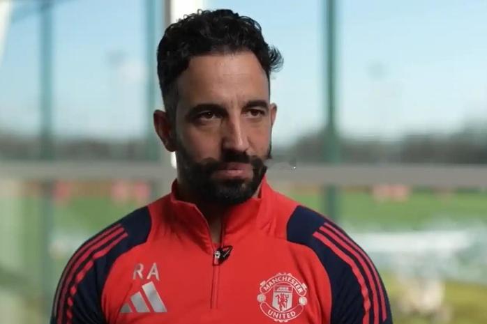 据《太阳报》报道，最近下课的阿莫林成为了曼联队史性价比最低主帅，他每带领球队拿到