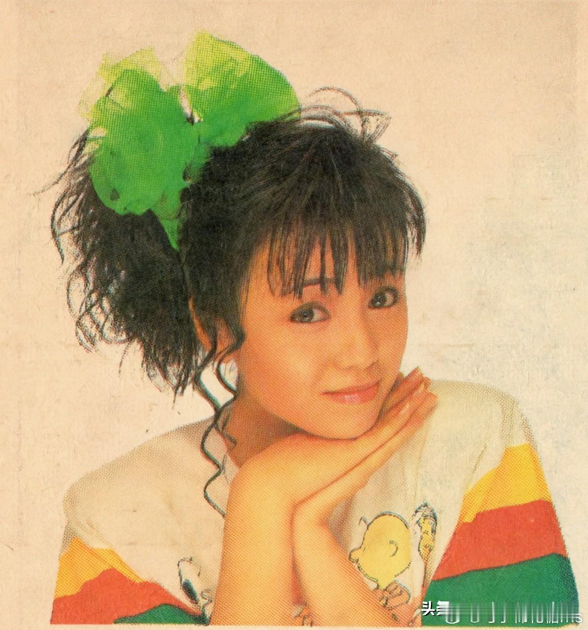 🧡时光美人邓萃雯
把“元气”焊在脸上

顶着夸张绿蝴蝶结
穿印满卡通的T恤
发