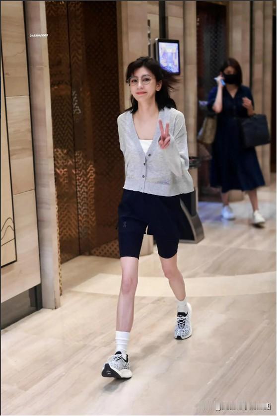 这就是当年可以和高圆圆媲美的大美女，现在老了，身材还这么的苗条，走在商场里，气质