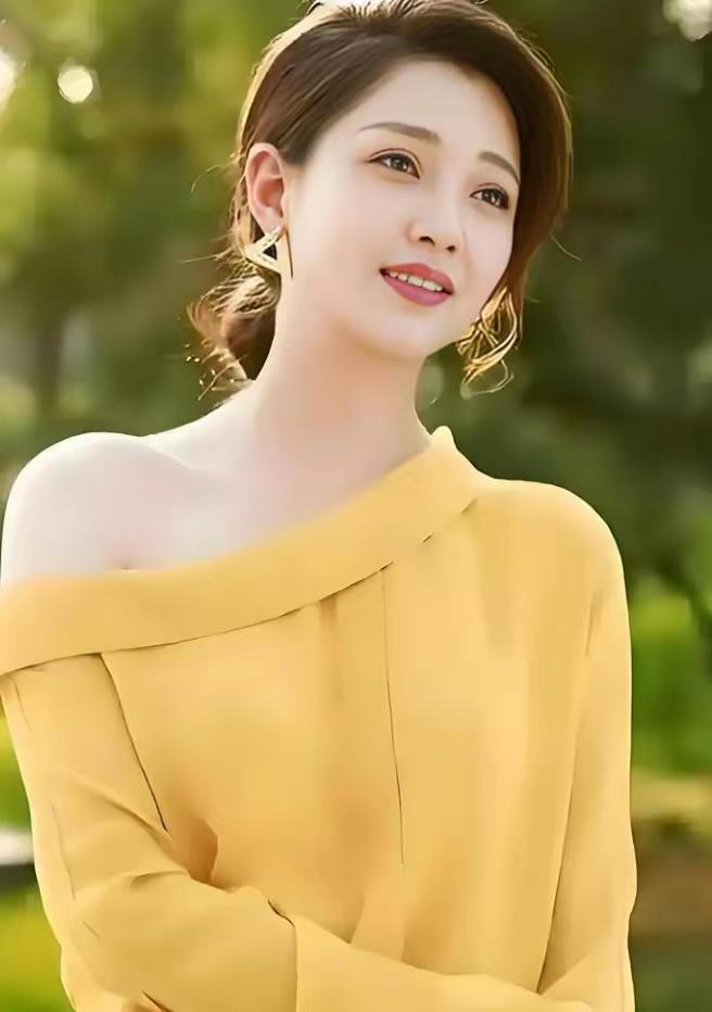 她才是娱乐圈清醒天花板！凭郑娟一战封神，40+活成了女人最好的模样。
提起殷桃，