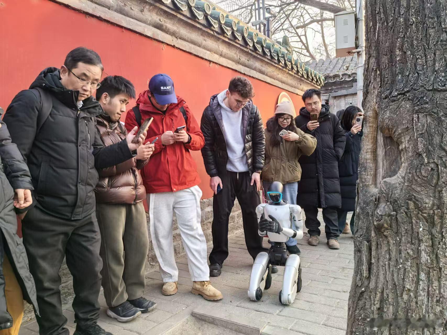 发明机器人在雍和宫祈福的是天才雍和宫的腊八因祈福机器人变得与众不同！从容递粥动作