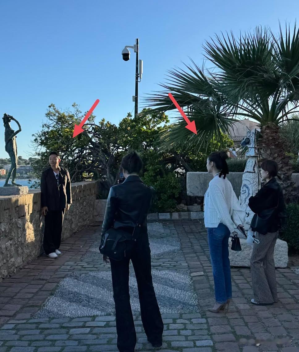 汪小菲和老婆马筱梅在法国街头被偶遇，夫妻俩看起来好恩爱，女方负责买买买，男方负责