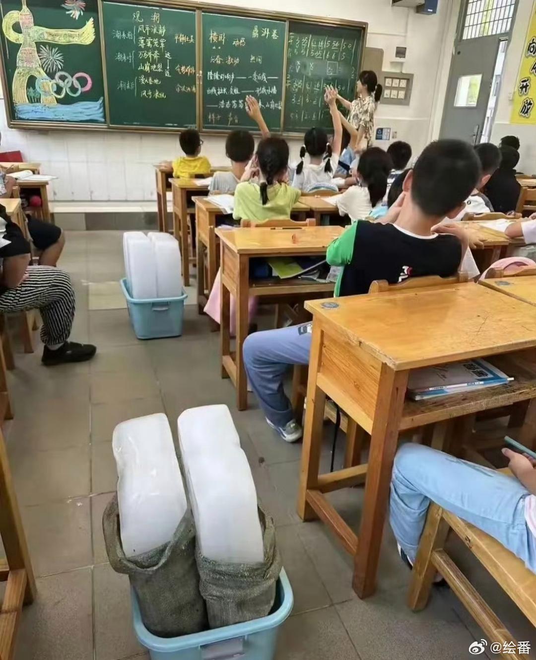学校不普及空调，主要是为孩子们的健康着想，你想想，如果教室都装空调，教室凉快外面