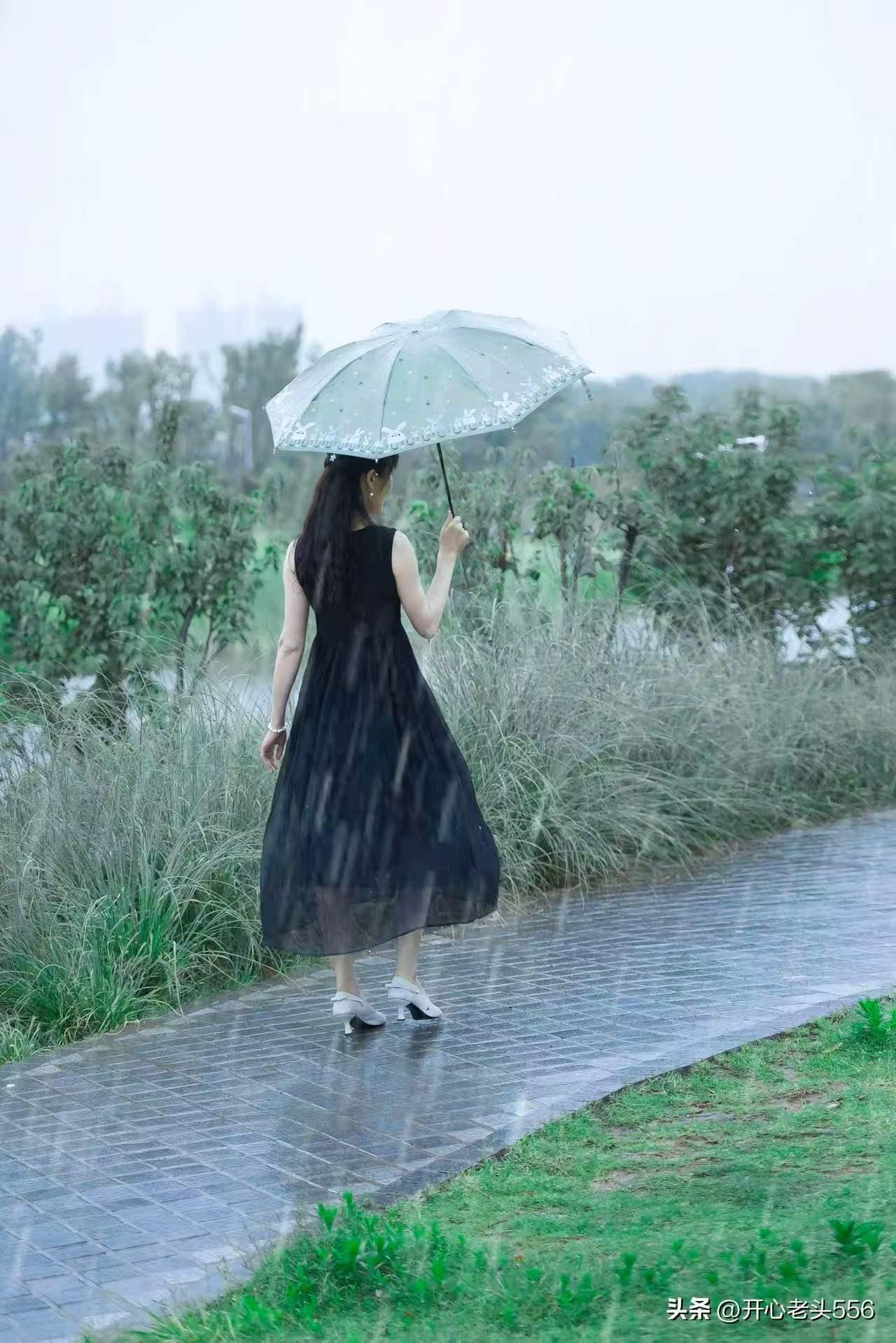 天净沙·美女悟世
佳人半世风尘，
回首惊觉梦云。
看破红尘事隐。
职场休论，
且