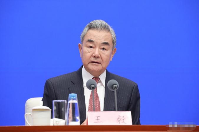 美国松口了。

6月30日，中国外交部长王毅跟美国国务卿鲁比奥，通了个电话。这通
