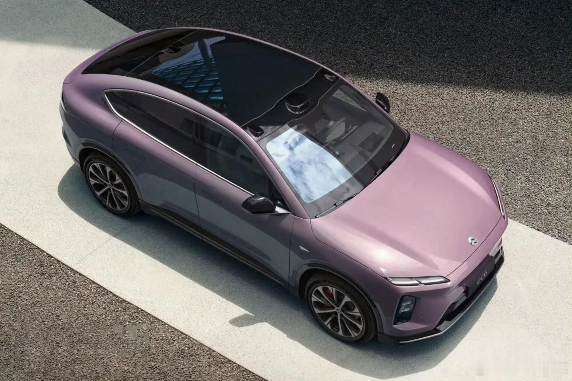 EC6灵境紫在雪地里颜值还是挺耐看的，溜背造型不耽误装滑雪板，怀挡和大横屏用着顺