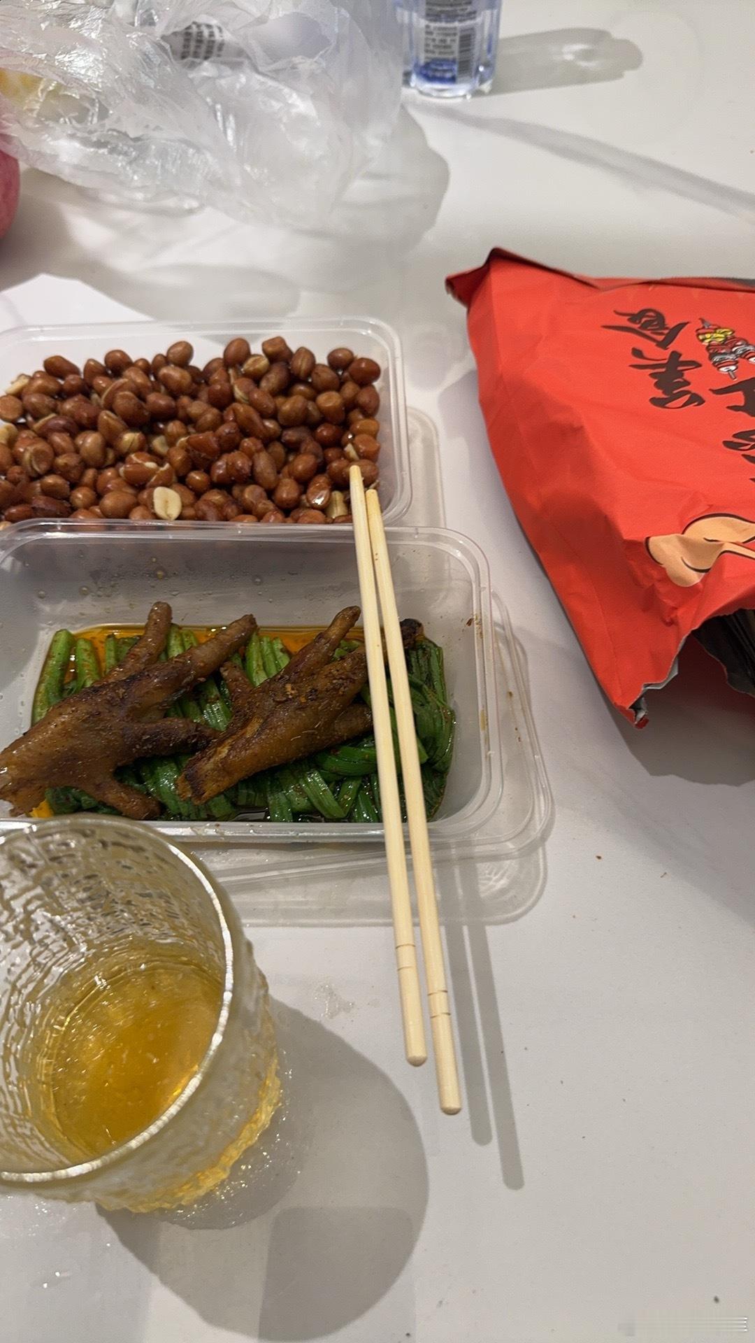 好简单的生活听听歌 撸个串喝点小啤酒 真好 ​​​