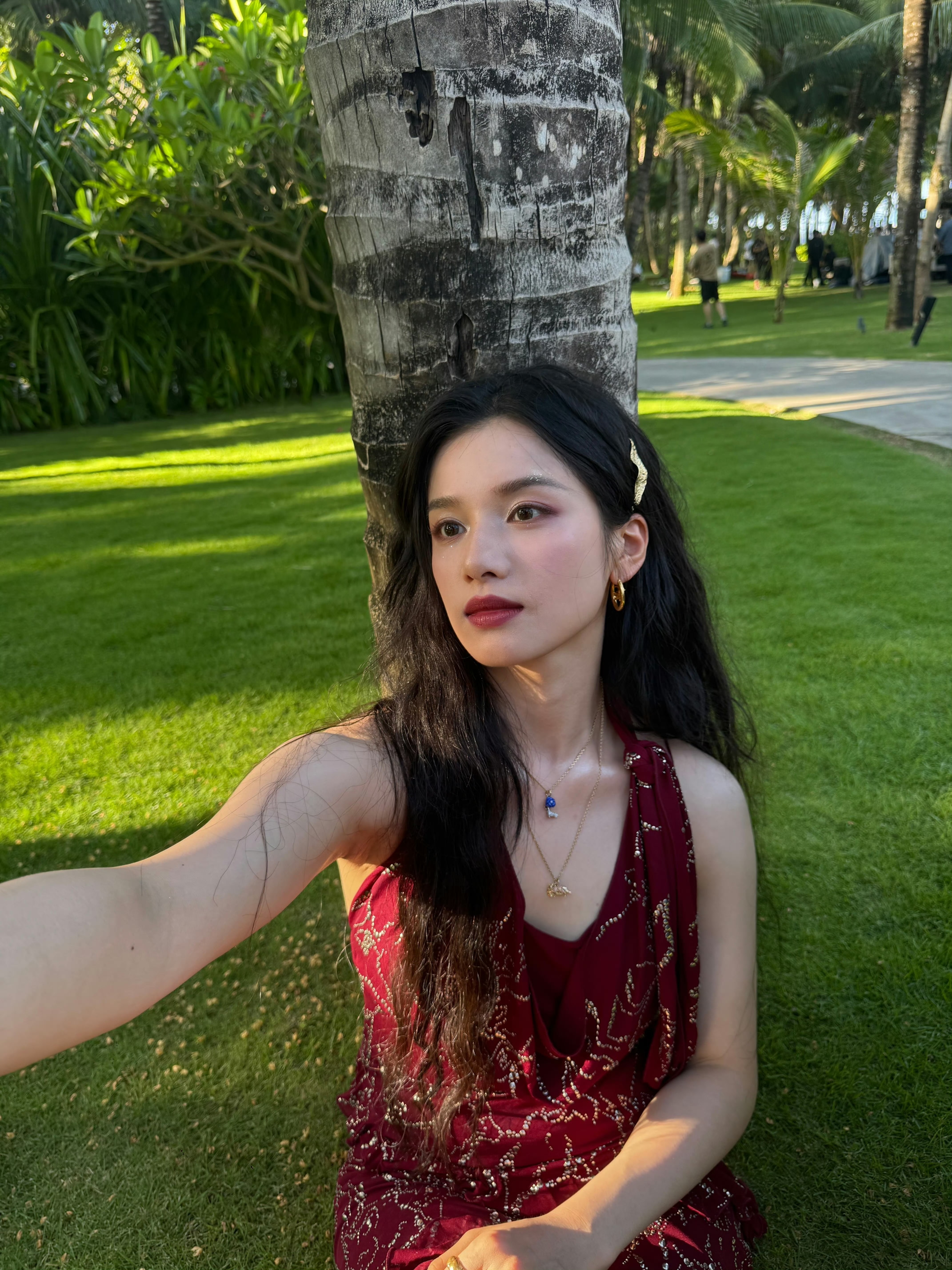 张婧仪vvvvvvvvacation 夏日树荫下，好明媚好大气的婧仪，能不能把港