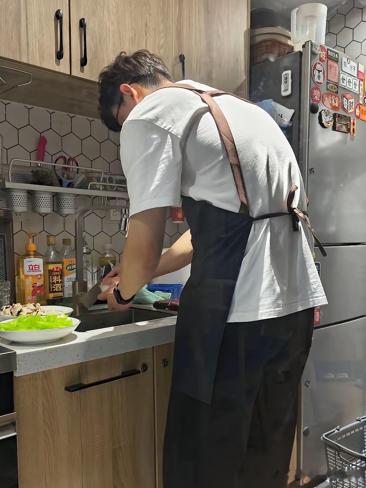 上海有个小伙，干脆不上班了。不是懒，家里六个老人退休，退休金凑一块儿一月快五万，