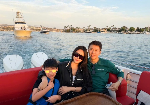 陶喆一家三口合照陶喆一家三口全家福曝光，江佩蓉、陶喆与儿子Bonbon同框，小朋