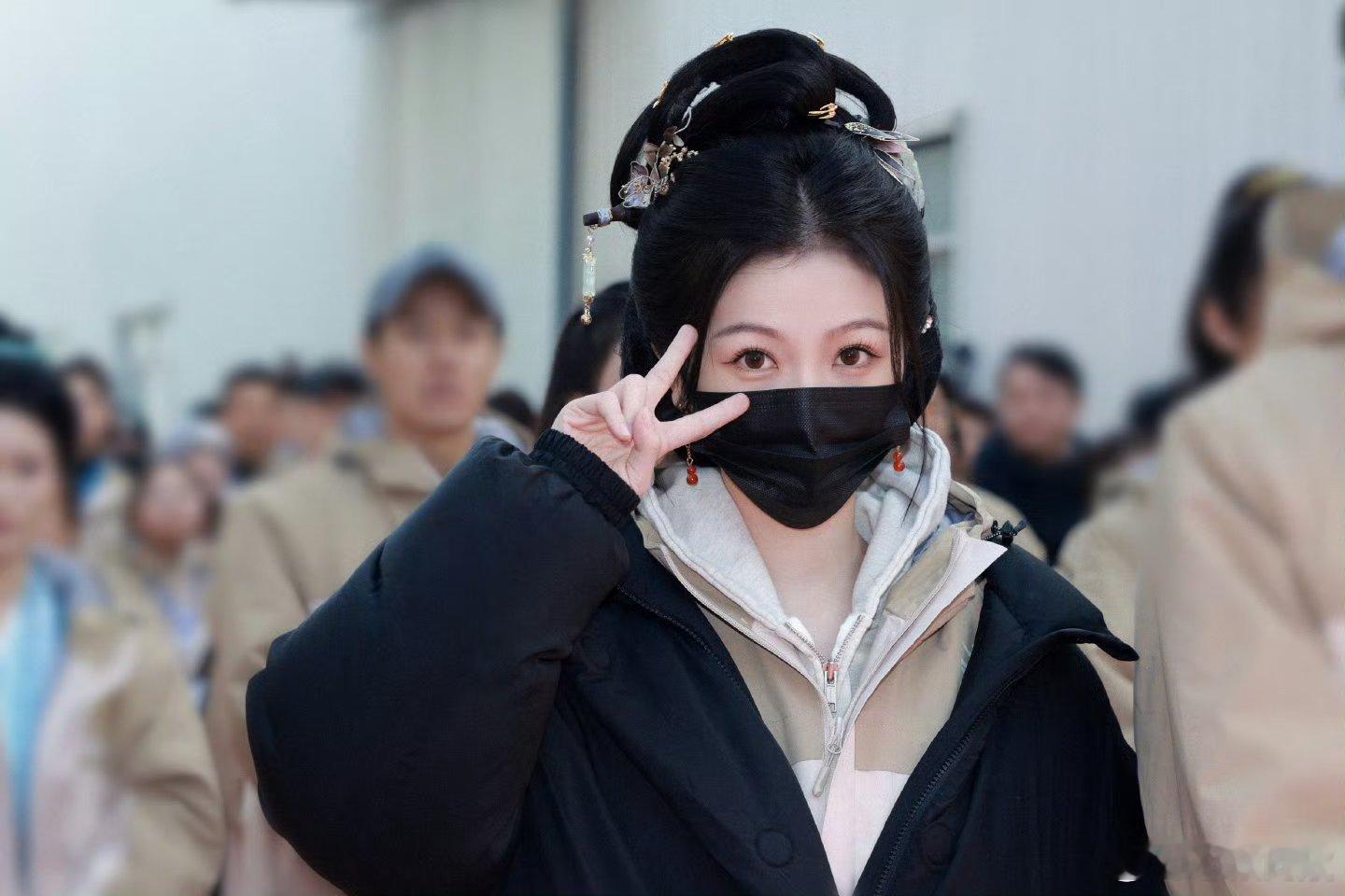 虞书欣云初令 ｜虞书欣云初 “我以玫瑰执笔书写这份岁月文章即使双手满是划痕依然一