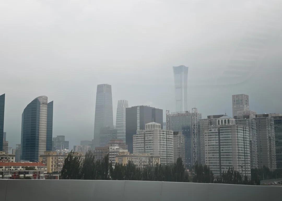 烟雨朦胧笼罩的北京夏天，闷热至极，希望立秋以后能有所缓解，要不离不开空调，小理子