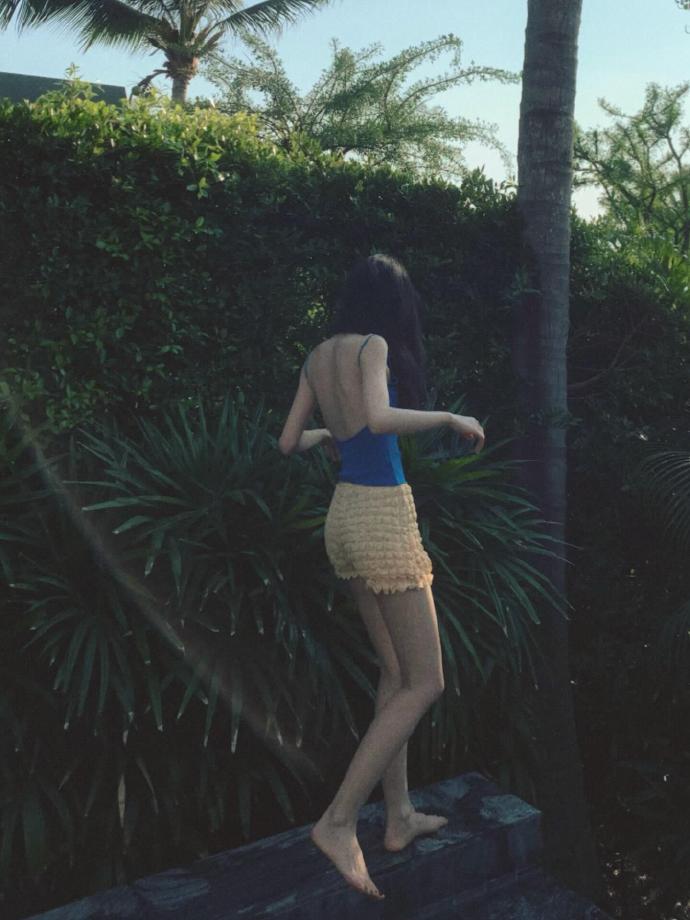 不知道，鞠婧祎的背影很曼妙 