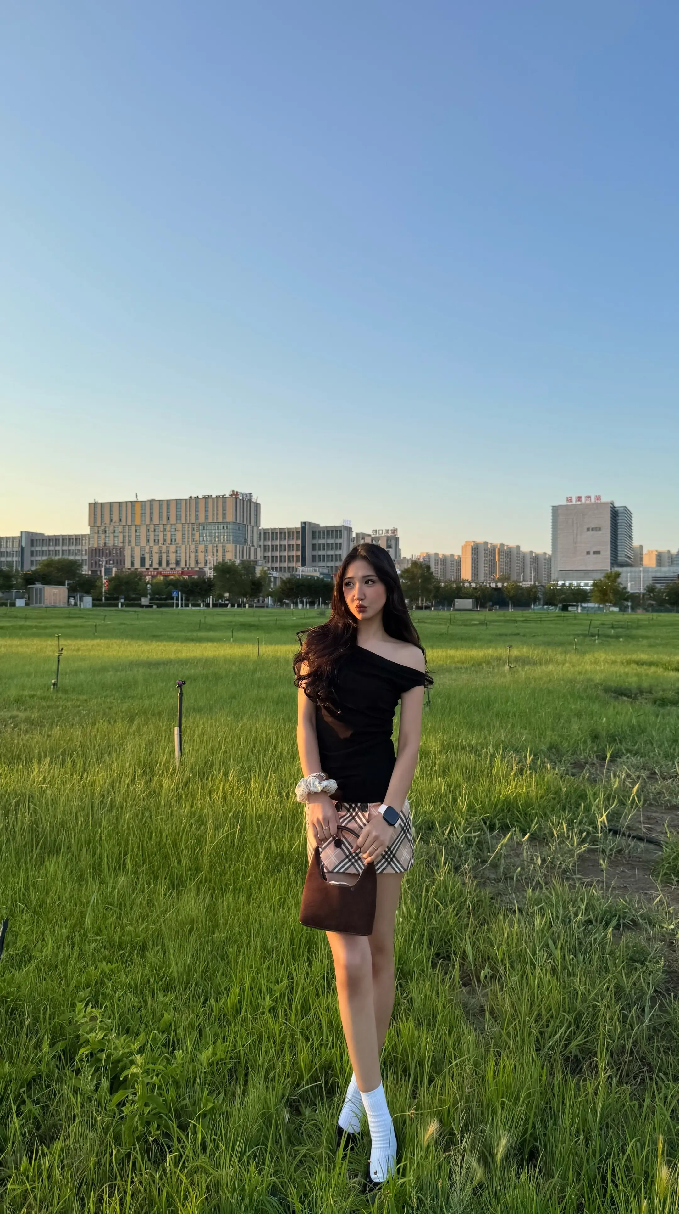 在这人潮的颜色洪流里 她却那么鲜明。