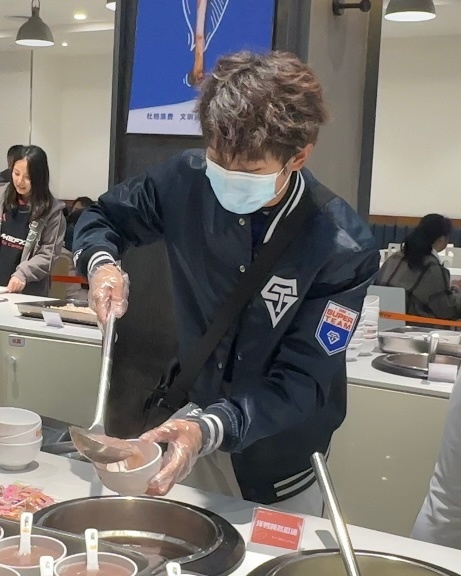 内娱最会饭撒的神出现了  第一次见在食堂扫楼的 内娱最会饭撒的神出现了，第一次见