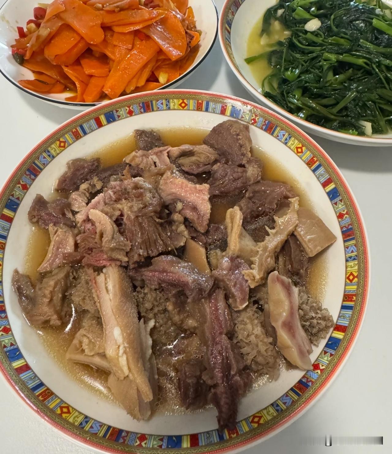 儿子自从上了一所民办大学之后，
每个月要给他打2000元生活费，
我和他妈最近失