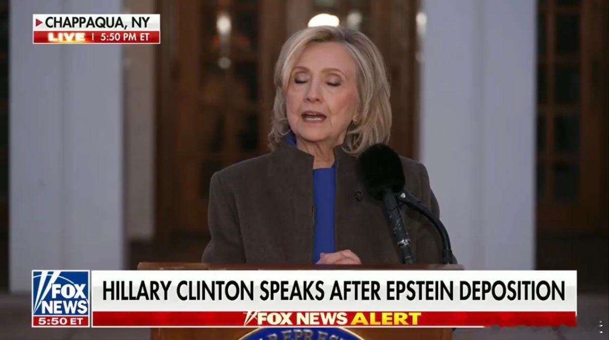 ‼️希拉里·克林顿在结束长达数小时的爱泼斯坦案作证后怒不可遏，因为一张她在证词中