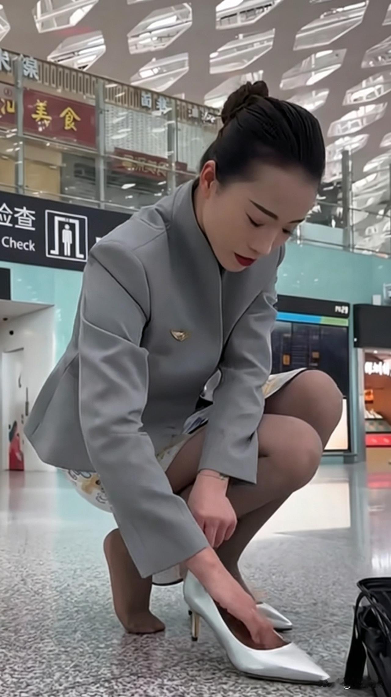 当空姐看着确实风光，制服一穿气质立马就上来了，但这背后的累个辛苦只有自己知道。还
