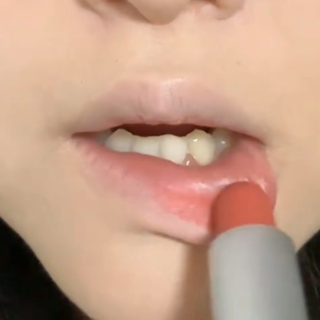 谁说黄皮不能涂粉口红？我打的就是这个脸！薄涂是元气少女，厚涂是温柔学姐，镜头里气