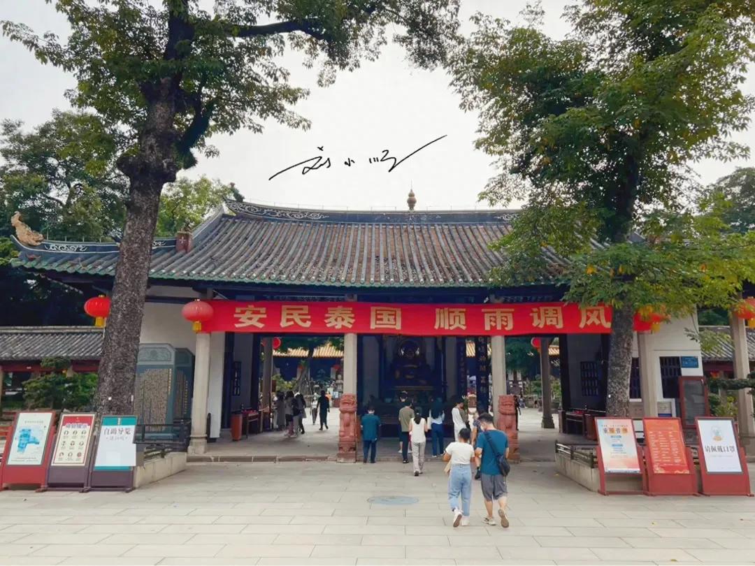 广州不愧是一座“花城”，连寺庙都是用鲜花献佛，果然名不虚传！

位于广州市越秀区