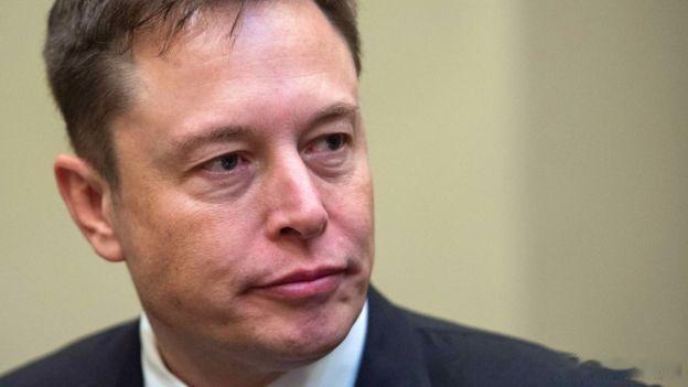 马斯克被激怒 马斯克又玩新能源，又玩社交媒体，还玩政治，我不太懂他为什么不应该为