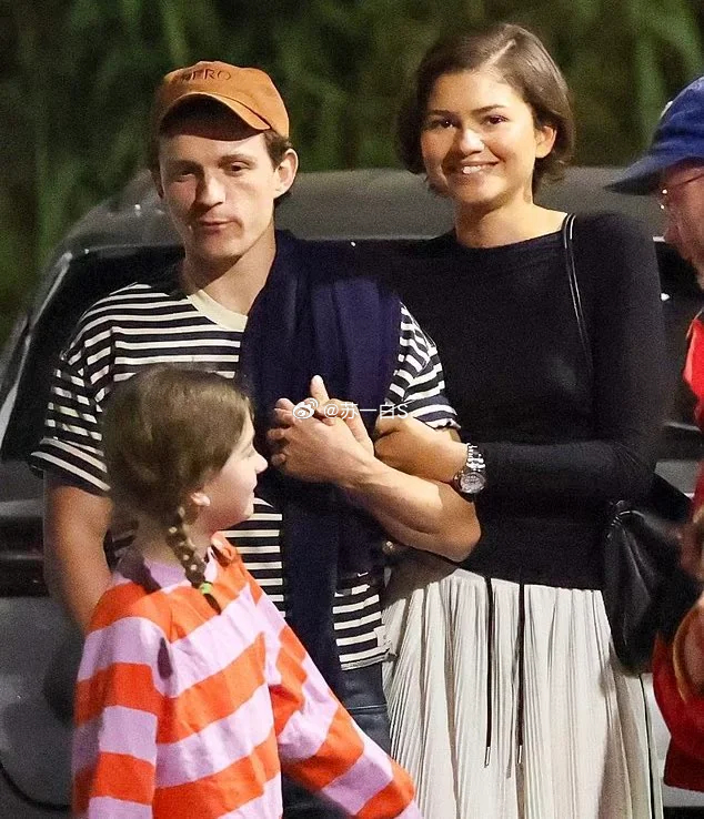 赞达亚和荷兰弟Tom Holland被拍到在洛杉矶跟亲友们一起用餐💕👇 