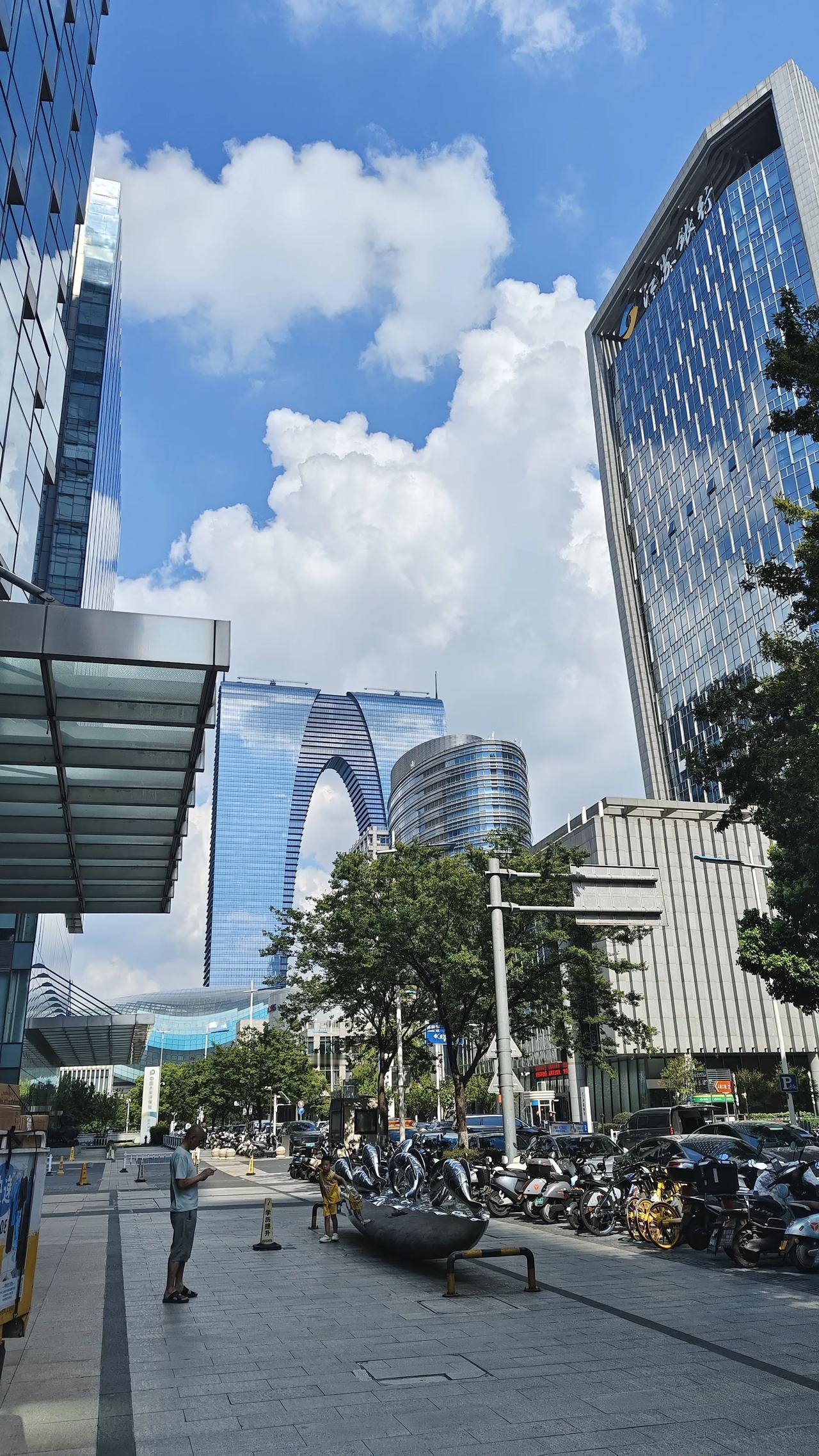 分享城市新鲜事东方之门，真是漂亮的地方