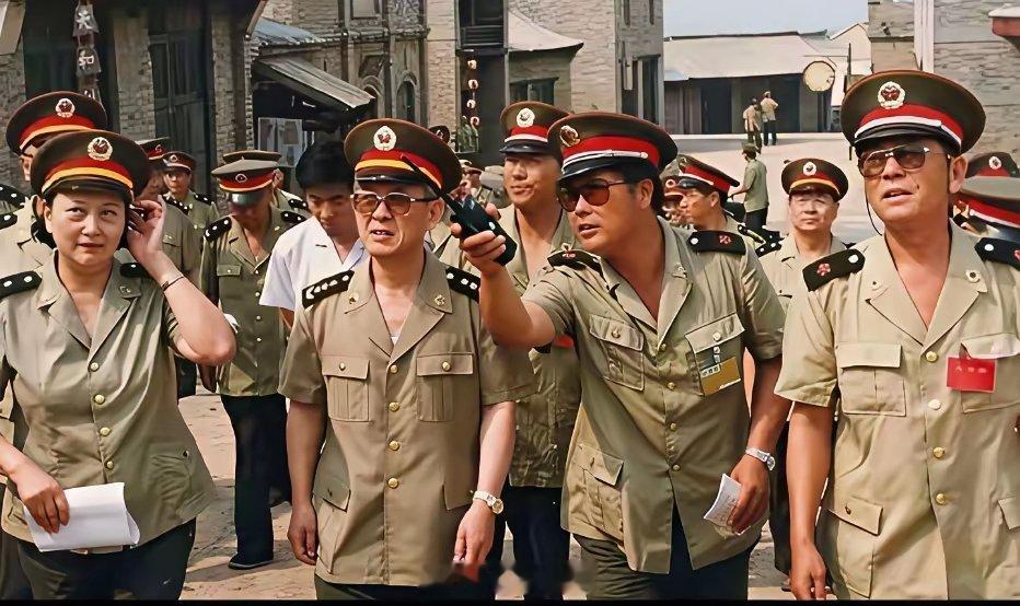 90年代，时任八一电影制片厂厂长的王晓棠陪同时任总政治部主任于永波左二在拍摄现场