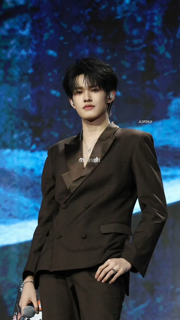 赵丽颖站姐发了张极 赵丽颖站姐发了张极，这波关注来得挺意外的。张极在舞台上的状态