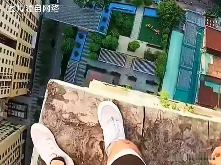 10月26号，深圳一男子在单位坠亡！据消息显示，该男子35岁是深圳宝安一家企业的