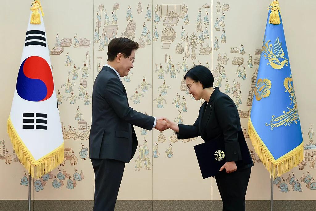 韩国史上第二位也是第50任，李在明亲自为女总理颁发任命书！

根据媒体报道，韩国