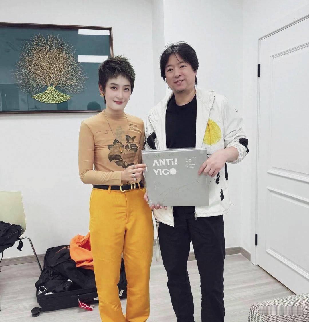 高晓松闭嘴这么多年，一直低调生活，也发胖了。爱听他《同桌的你》…