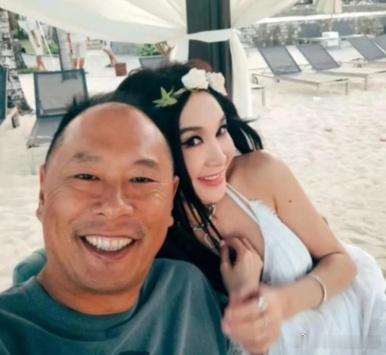 温碧霞和她老公何祖光丁克25年无绯闻，如今被宠成小女人，真幸福 ​​​