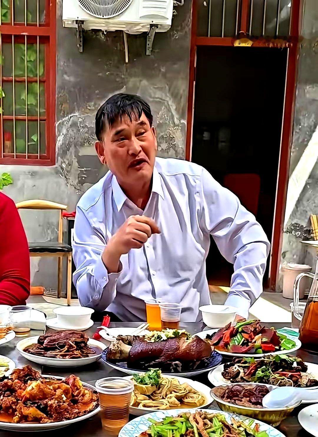 大衣哥一句话，点醒了多少人。
他亲眼瞅着身边的同行签了公司，酬劳被层层克扣，行程