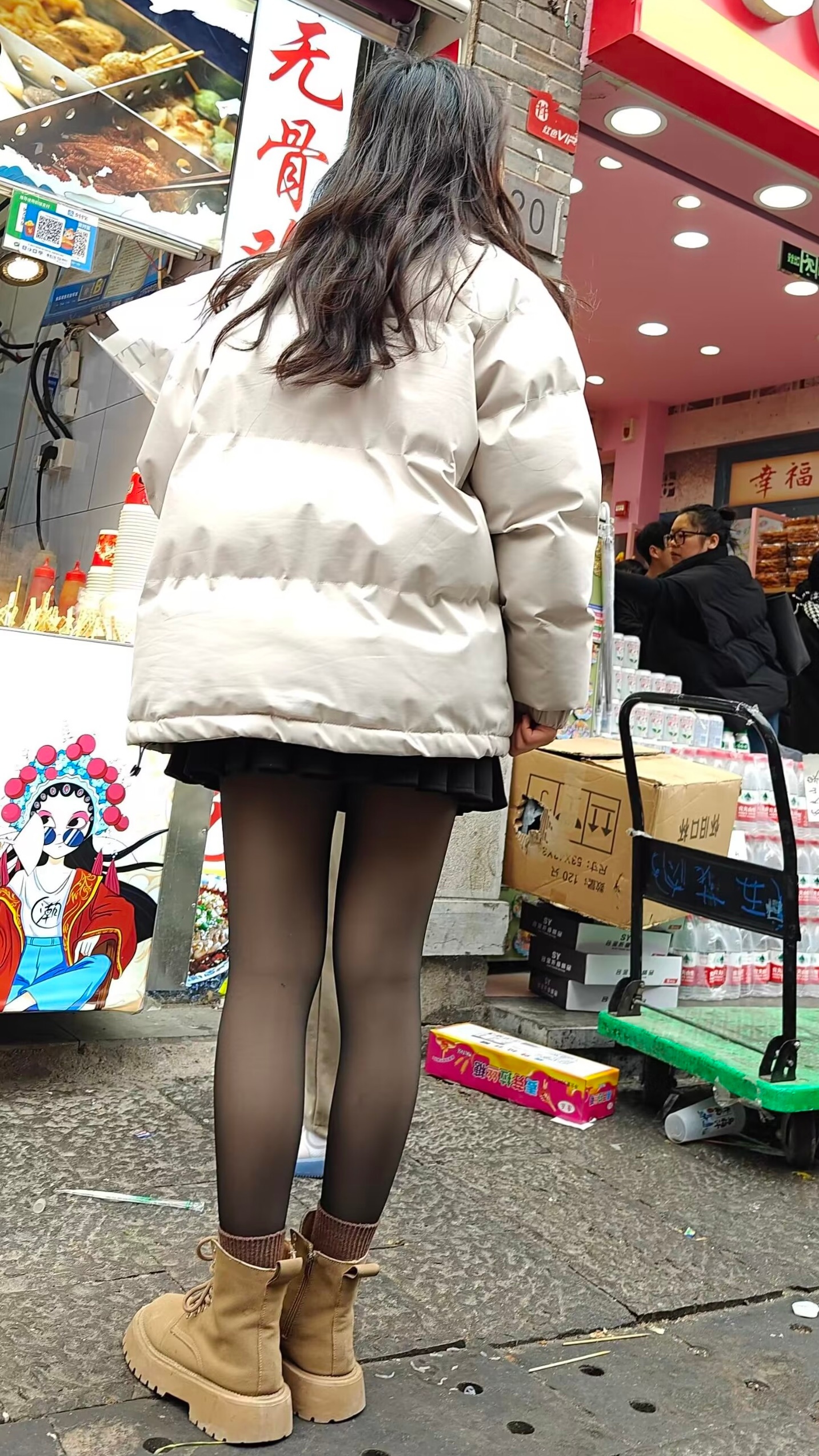 羽绒服+光腿神器，美丽动人，冬季保暖建议这么穿 