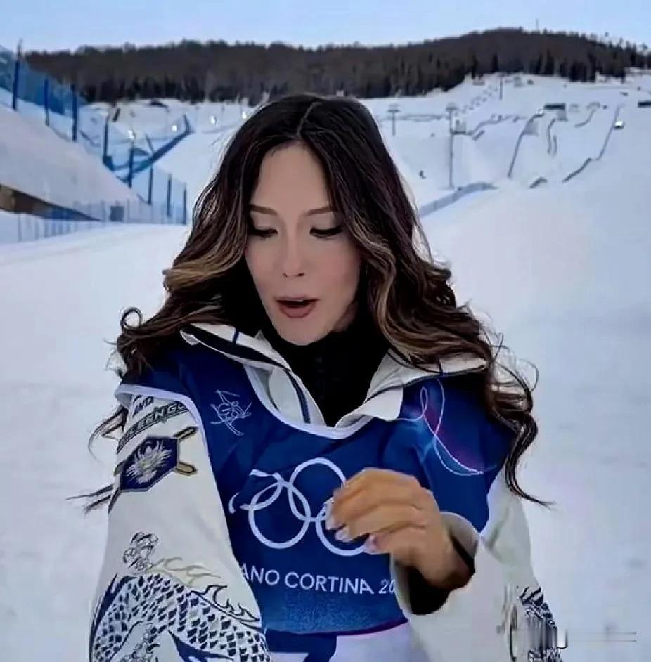 谷爱凌这件滑雪服，
安踏是真沉得住气！
全球就一件，明明能卖疯，偏偏就是不卖。